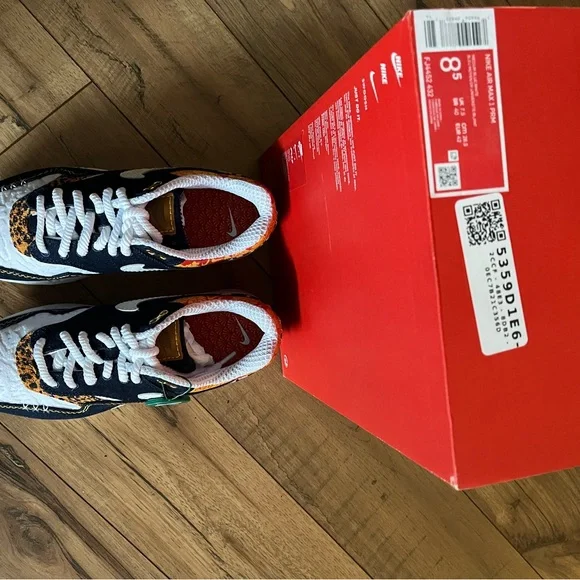 Brand new Nike tennis shoes. Never worn. Original box. Nike Air Max 1 Premium. - Picture 4 of 4